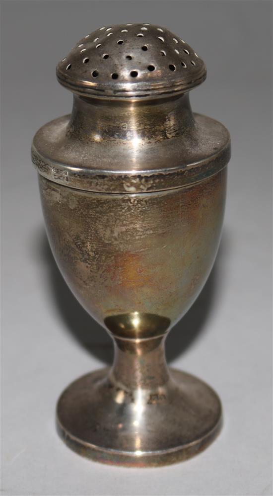 A George III silver pepper pot, 4in.